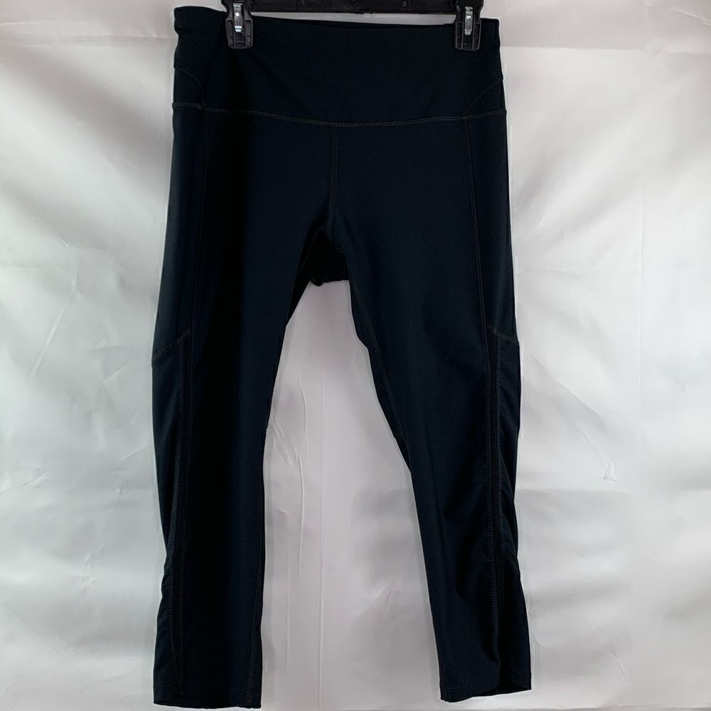 Apana Capri Leggings with mesh details